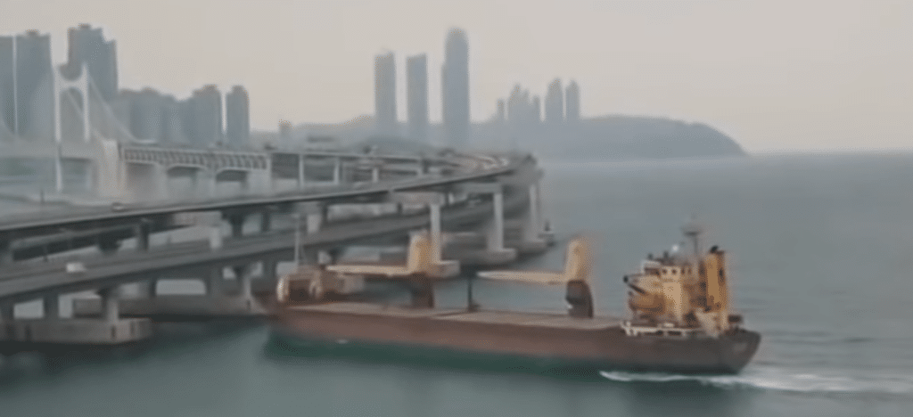 Frachtschiff kollidiert und beschädigt Autobahnbrücke in Busan