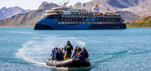 Taufe: Ocean Victory von Albatros Expeditions ist das erste Schiff, das jemals in Südgeorgien getauft wurde