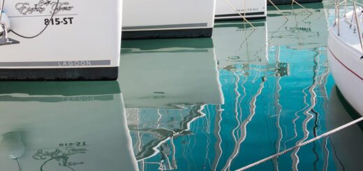 Sicher vertäute Boote im Hafen – ein wichtiger Schritt zur Diebstahlprävention.
